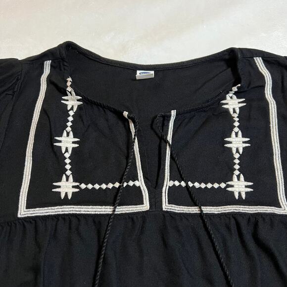Old Navy Split Neck Embroidered Boho Blouse Size Small Minimalist Peasant - Picture 3 of 9